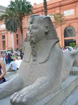 Posąg Amenemhata jako sfinksa, przez Muzeum w Kairze
