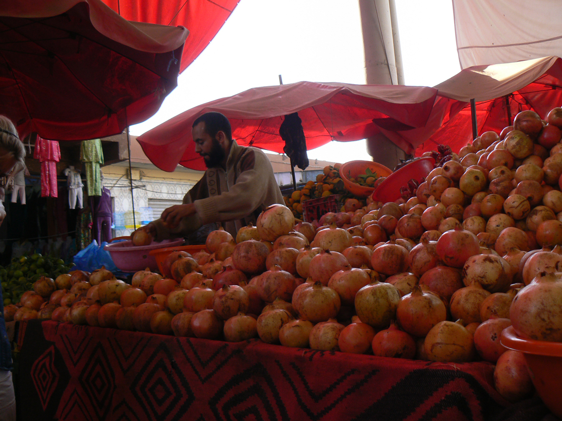 Sprzedawca granatów na suku