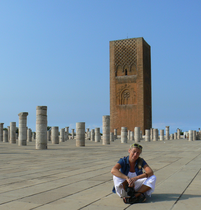 Renatka przed Wieżą Hassana