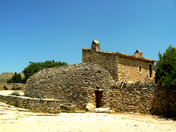 Le mas z prawej, z lewej - la Borie