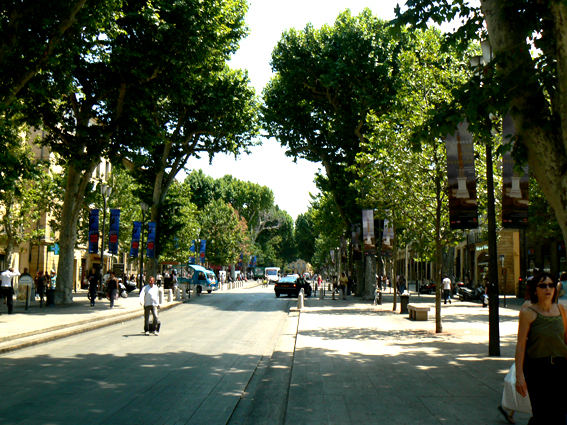 Platany na Cours Mirabeau w Aix-en-Provence