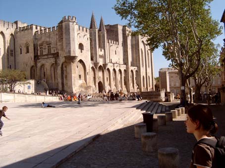 Ula Kozak przed Pa�acem Papieskim