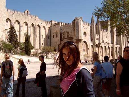 Kasia Rabiej przed Pa�acem Papieskim w Awinionie
