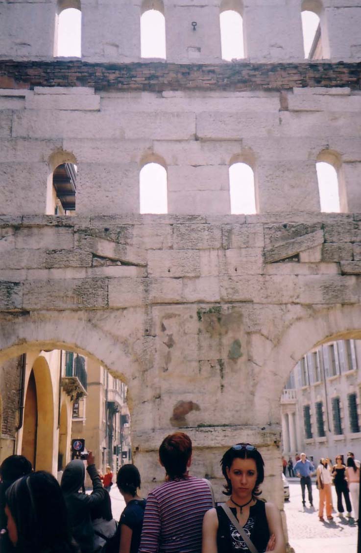 Asia przy murach miejskich Werony