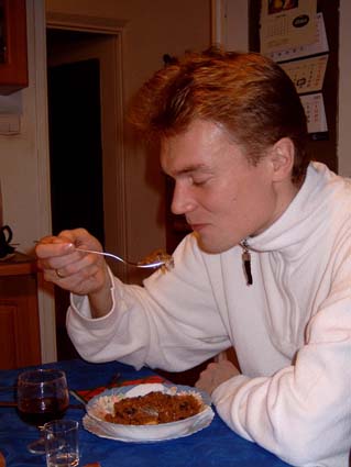 Micha� testuje drugi talerz bigosu po pakista�sku