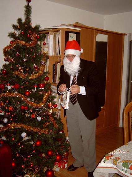 �wi�ty Miko�aj rozdaje prezenty