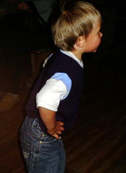 Szymek ta�cuje do muzyki goalskiej, 1 wrze�nia 2004