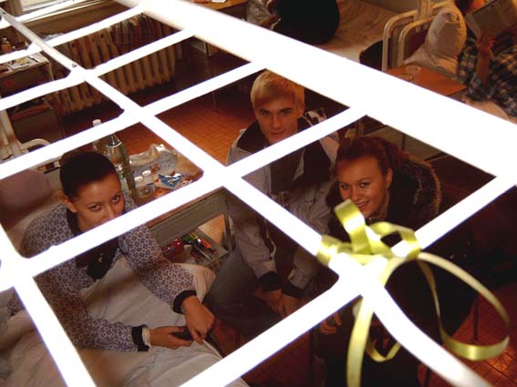 Foto przez kratki nad ��kiem. W zoo: Asia, Tomek, Nadia