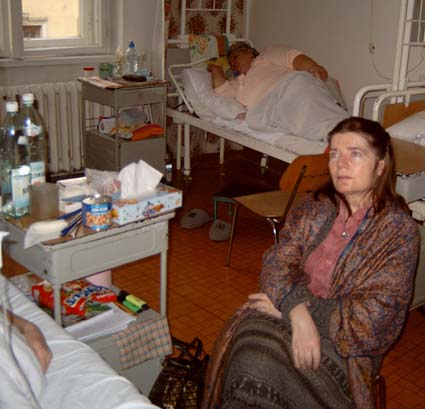 Kaja Danczowska wpatrzona w kroplowke u Asi