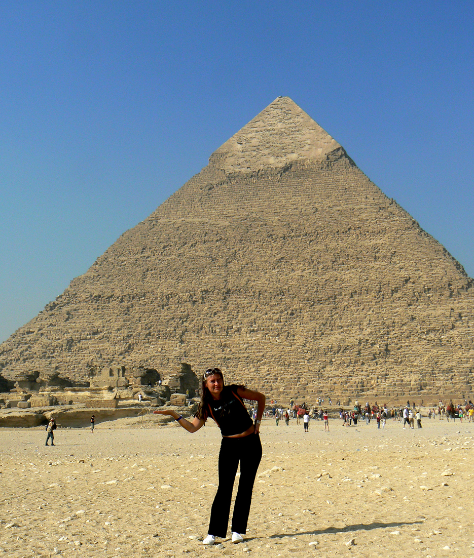Renatka pod piramidą Chafre
