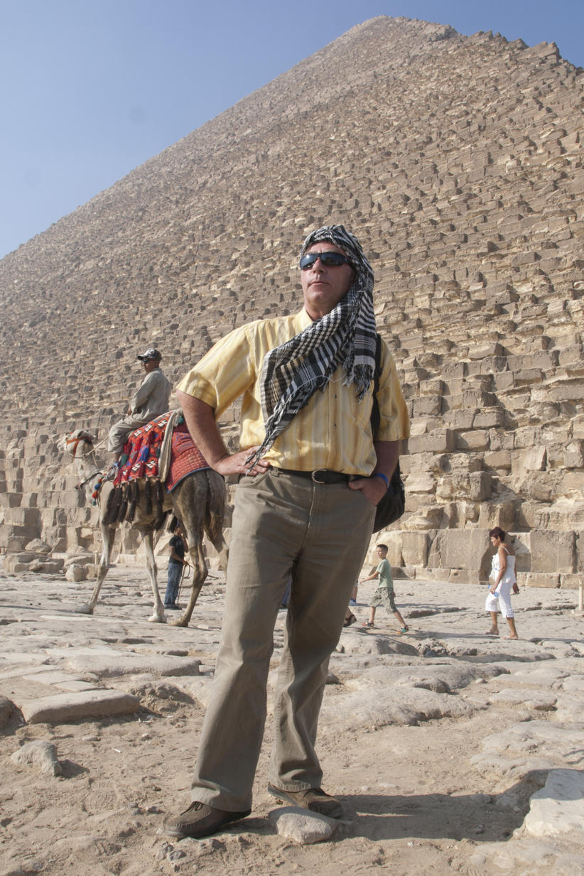 Maciej pod piramidą Chufu