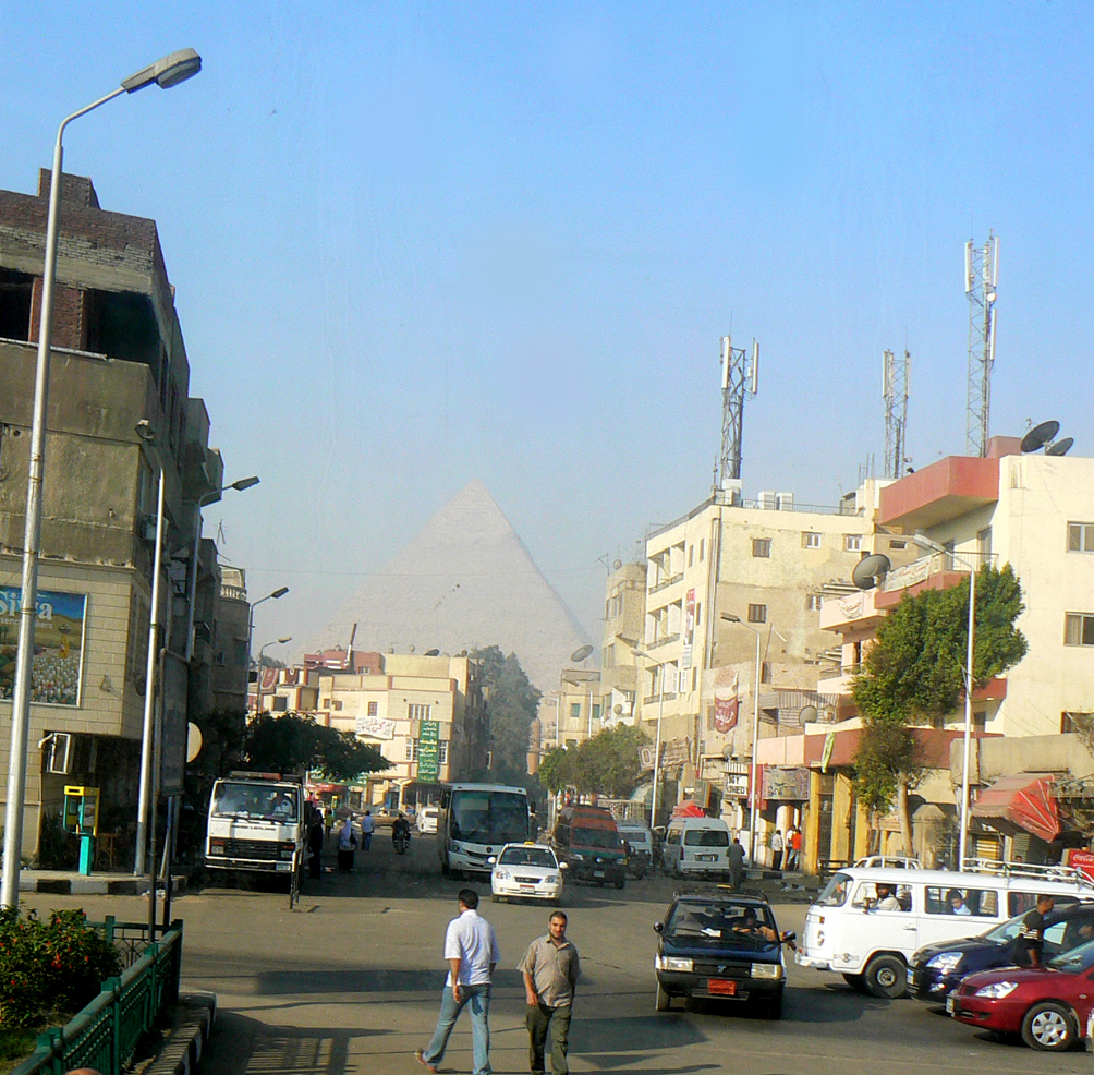 Giza - bloki z widokiem na piramidy