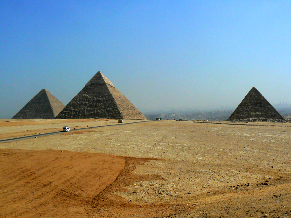 Wielkie piramidy - od lewej: Chufu, Chafre, Menkaure