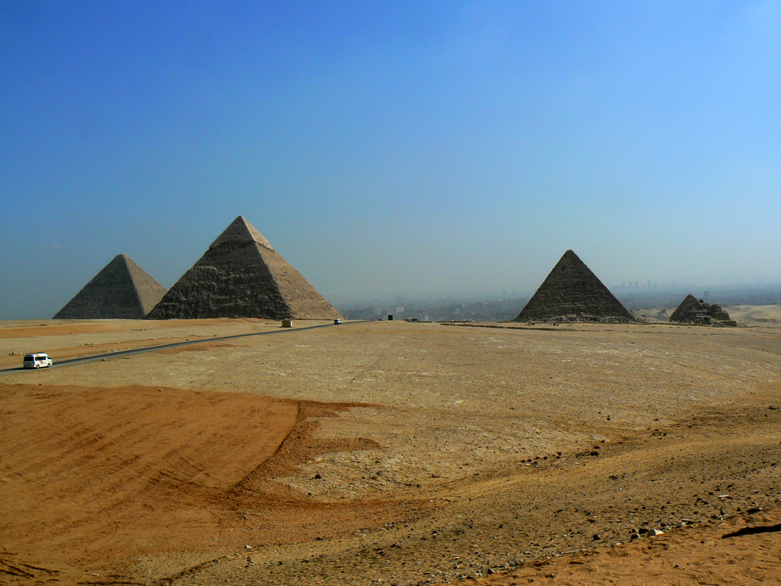 Panorama piramid z pobliskiego wgórza