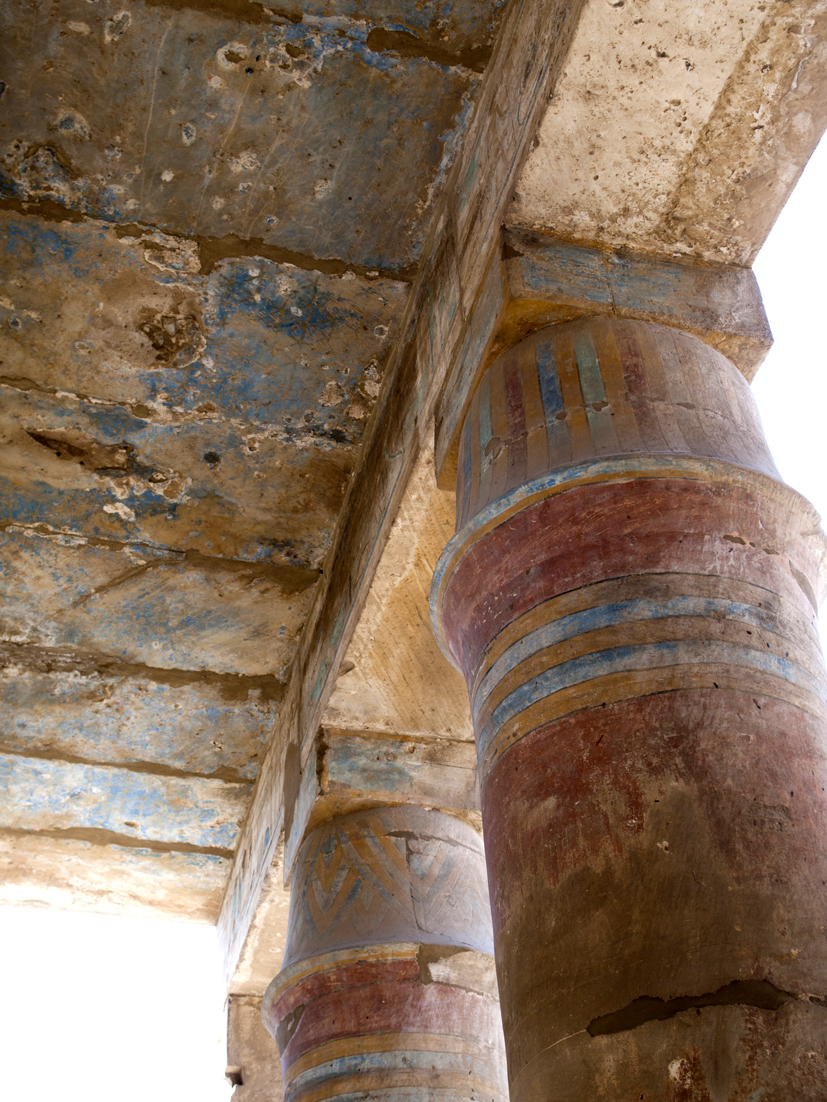 Polichromowana kolumna w Karnaku