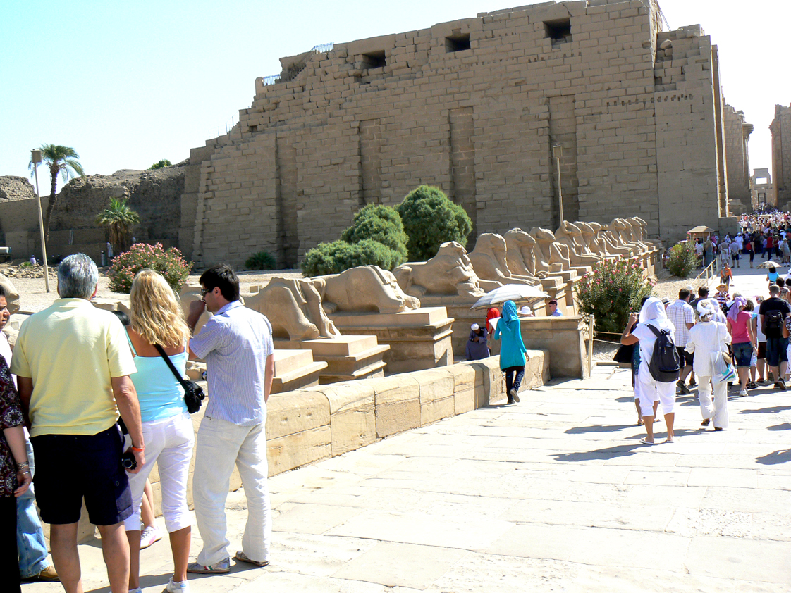 Świątynia w Karnaku, pierwsze pylony i aleja sfinksów-baranów