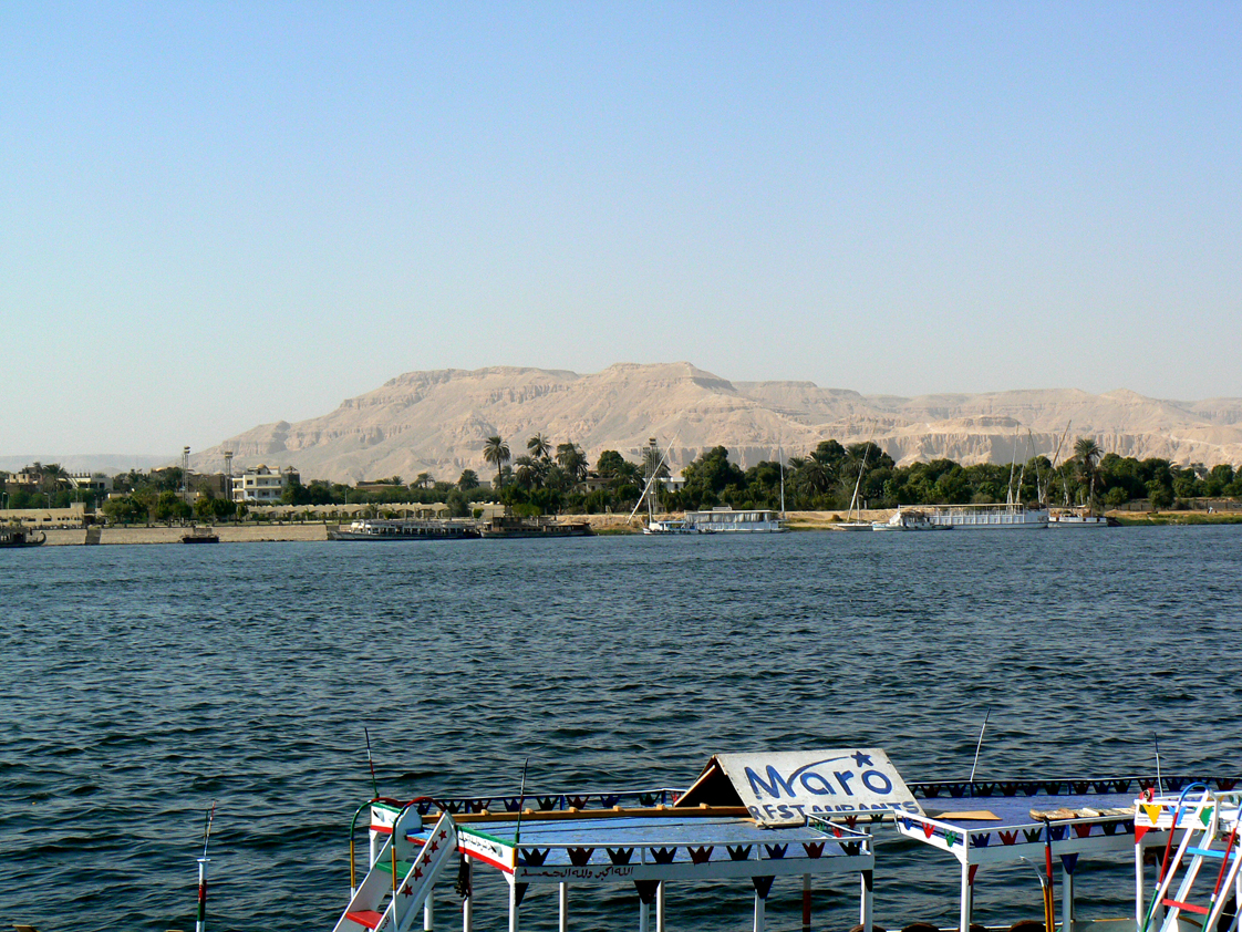 Nil w Luksorze, w tle Dolina Królów