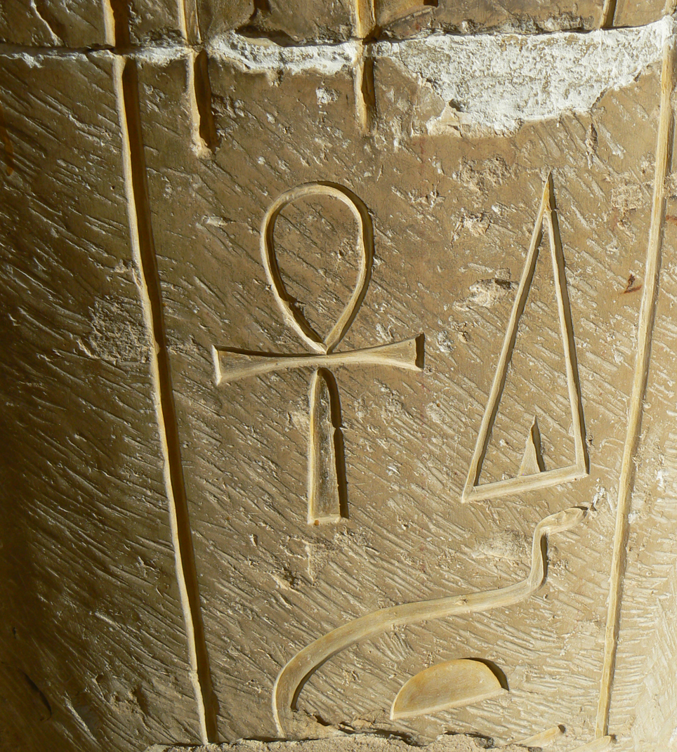 W świątyni Hatszepsut - hieroglify anch dżet - życie wieczne