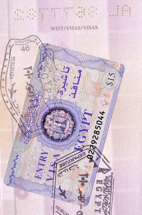 Na lotnisku zaopatrujemy się w wizę egipską...