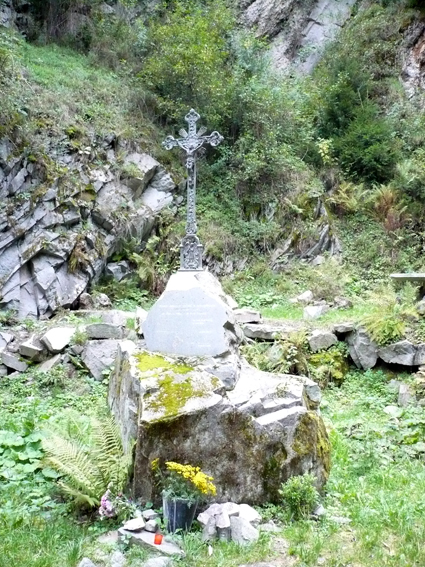 Krzyż cmentarny w wąwozie w Kluszkowcach