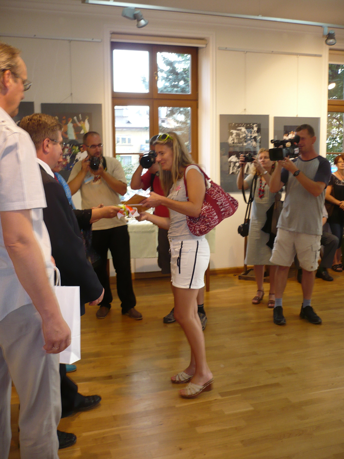 Renatka odbiera nagrodę w konkursie fotograficznym