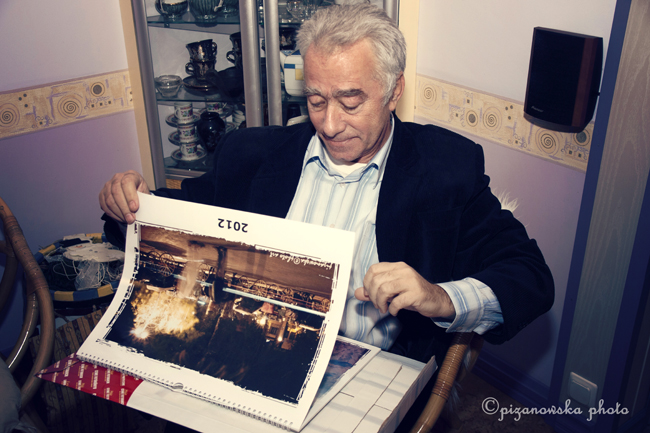 Z jednym z prezentów tradycyjnych - kalendarzem okolicznościowym