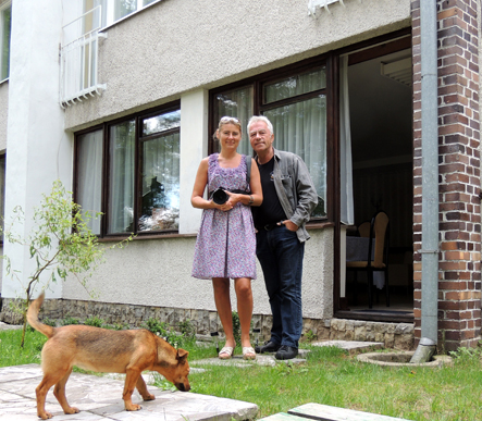 W Halinie przed "Dąbrówką", ze Znajdką