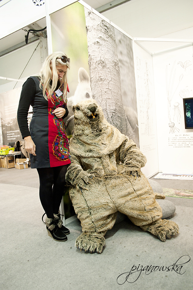 Renatka i świstak na ściance działowej Małej Ojczyzny Podhala...