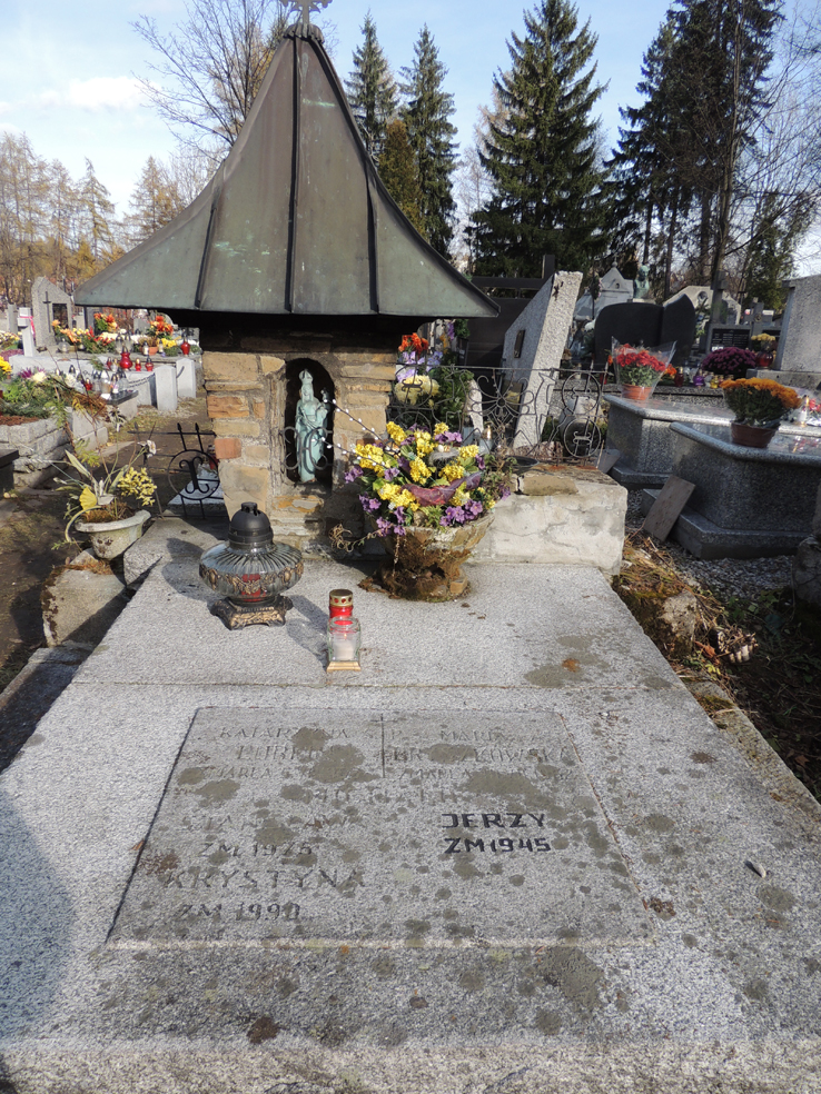 Tę, zakopiańską część swojej rodziny "poznałem" dopiero na cmentarzu. Najwięcej wiem o prababci Kasi Lublin i wujki Jurku Michaliku. A tak na margonesie: ilu z moich adwersarzy, zarzucających mi to, że pisząc o Zakopanem, nie jestem z Zakopanego, ma prababkę na zakopiańskim cmentarzu?