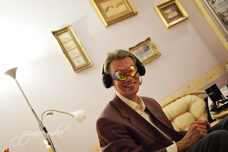 Michał w nowych okularach i słuchawkach