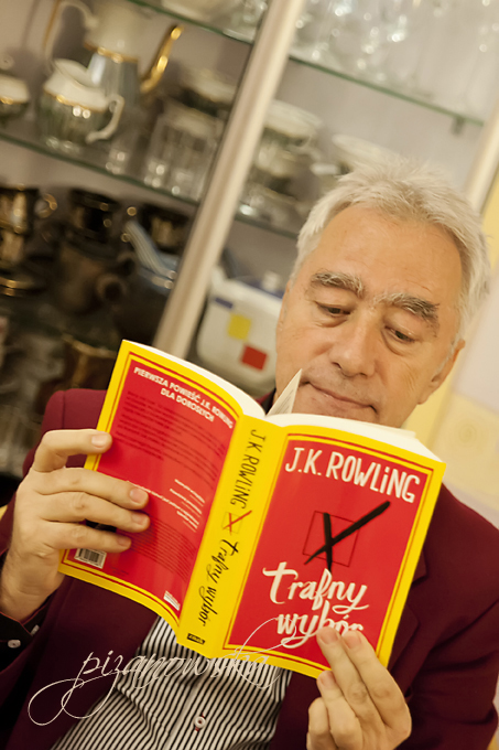 Maciek z powieścią ulubionej autorki (i nie jest to Maria Konopnicka)