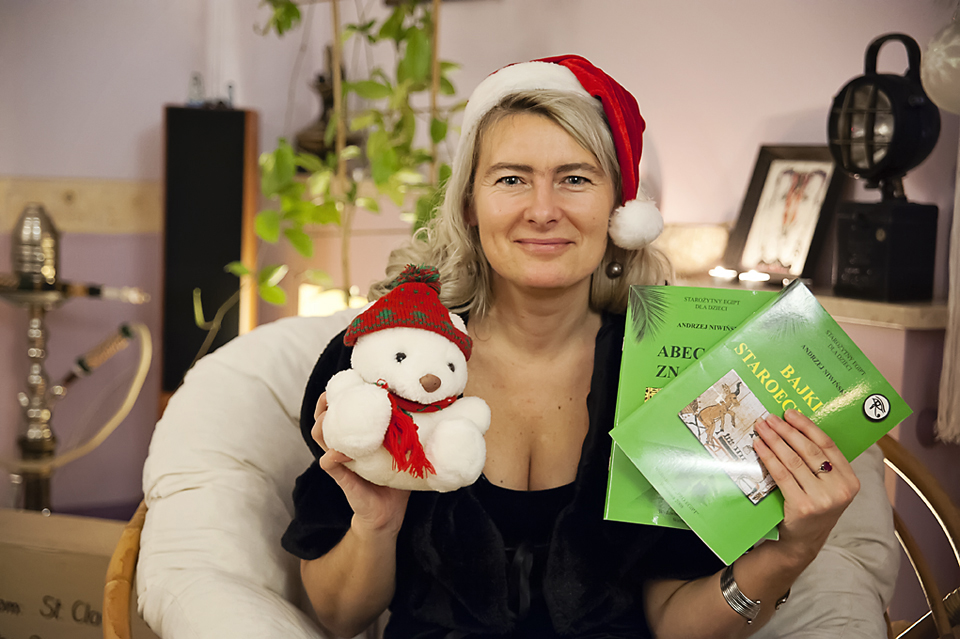 Renatka z książkami Andrzeja Niwińskiego