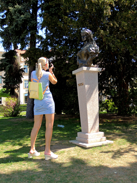 Przed popiersiem cesarzowej