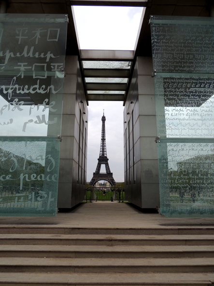 Wieża Eiffla z instalacji na Polach Marsowych