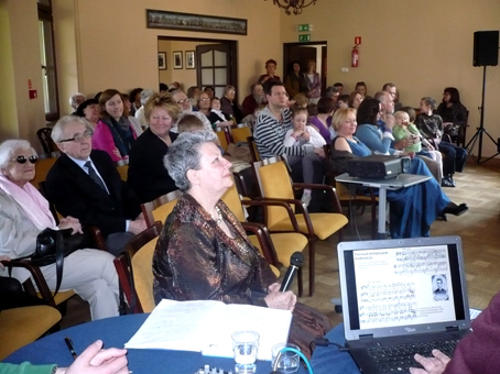 Zasłuchani widzowie i zapatrzeni słuchacze. Na pierwszym planie Yaśmina Strzelecka, organizatorka Filharmonii