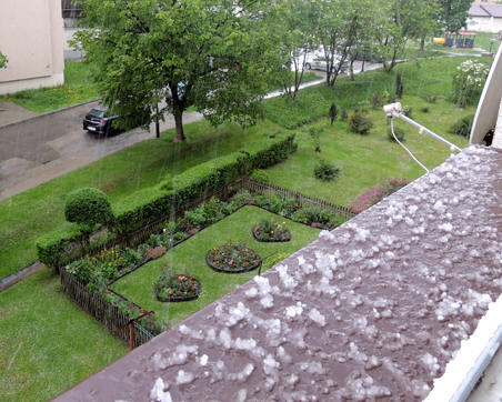 Burza, ulewa i grad na parapecie