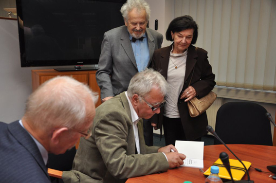 Podpisuję książkę państwu Ninie i Karolowi Bulom