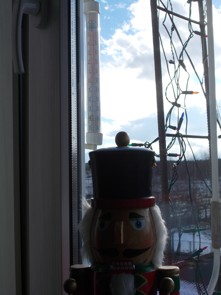 Temperatura na balkonie Renatki raczej nie harmonizuje z tym, co w dali za oknem