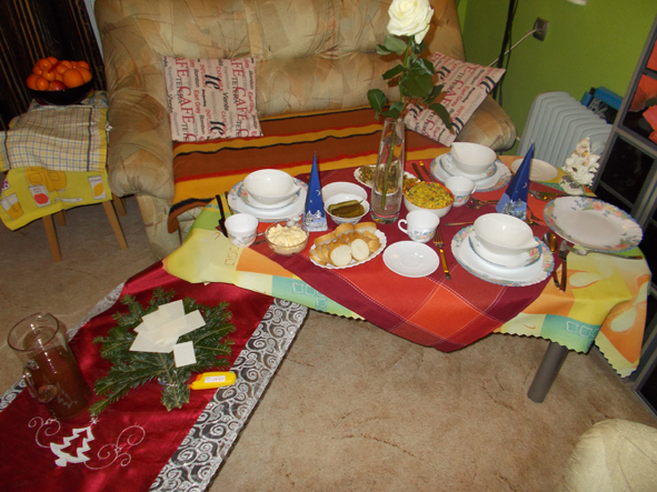 Stół wigilijny w trakcie zastawiania