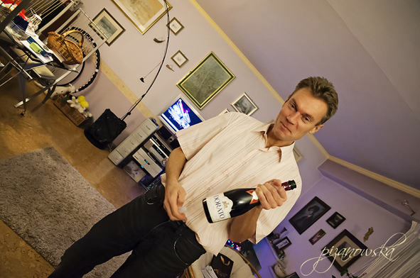 Michał otwiera szampana