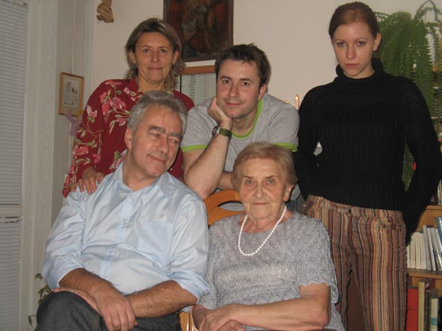 Zdj�cie robi� Micha� Zarytkiwicz, 23-12-2006, Stoj� od lewej: Lidka, Sergiusz, Asia. Siedz� Maciek i Tala.