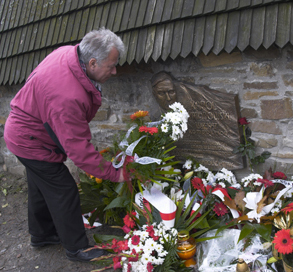 MP, przy tablicy Szymanowskiego, 1 XI 2007, fot Renata