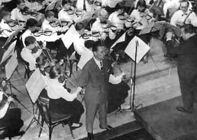 Orkiestra Szko�y muzycznej. Solista - Stanis�aw D�ugo��cki - tenor