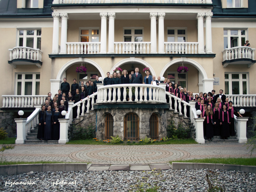 Oba chóry przed "Jasnym Pałacem", fot. Renata Piżanowska