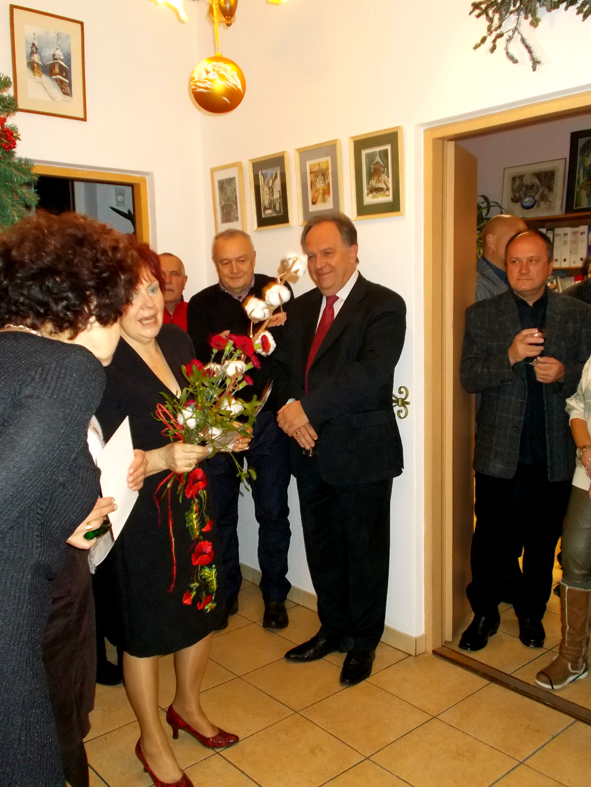 Otwarcie wystawy. Przemawia Małgorzata Górbiel, obok burmistrz Janusz Majcher, w drzwiach Krzysztof Gądek, zasłania Barbara Dunin